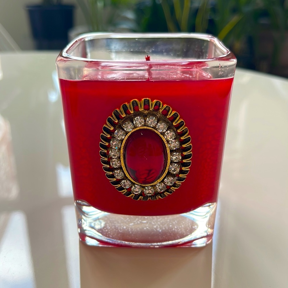 LUX FRAGRANCES Red Brooch Candle Holder in Noel